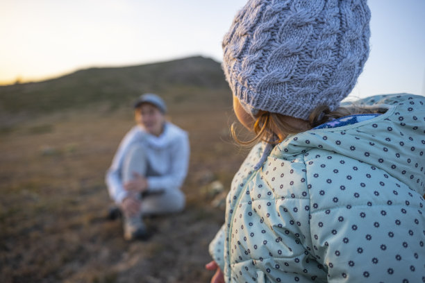 日落时分，妈妈和女儿在大自然中徒步旅行。图片下载