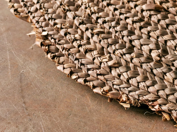 使用草帽对带有噪声效果的图像进行选择性聚焦。图片下载