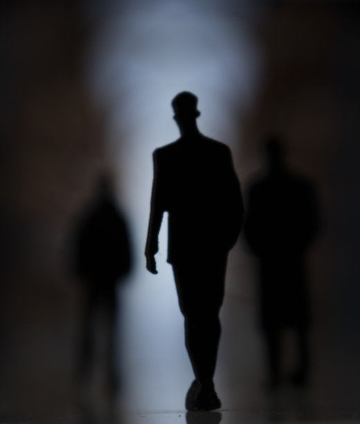 背靠天空的人的剪影图片下载