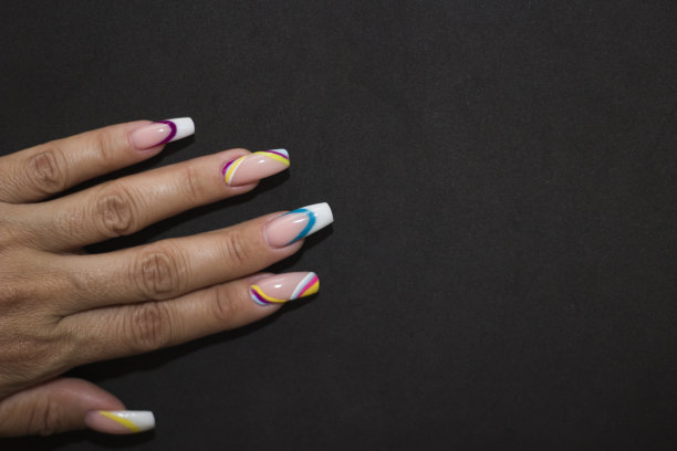 女性手与时尚的彩色凝胶指甲设计。美容治疗理念。时尚丙烯酸凝胶。图片下载