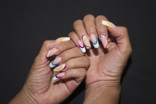 女性手与时尚的彩色凝胶指甲设计。美容治疗理念。时尚丙烯酸凝胶。图片下载