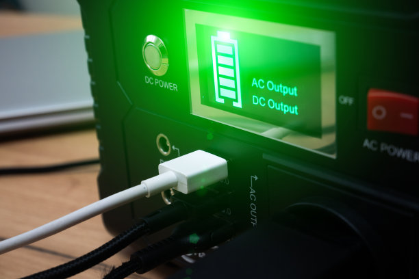 锂电池便携式充电站为笔记本电脑和智能手机充电图片下载