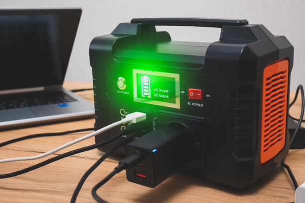 锂便携式发电站正在为笔记本智能手机充电 充电宝和其他设备。 现代信息技术。控制面板。关闭了。图片下载