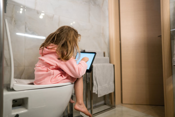 小女孩坐在马桶上图片下载