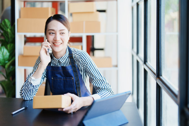 创业创业的独立亚洲女性网上卖家包装产品寄给客户和中小企业交付的概念图片下载
