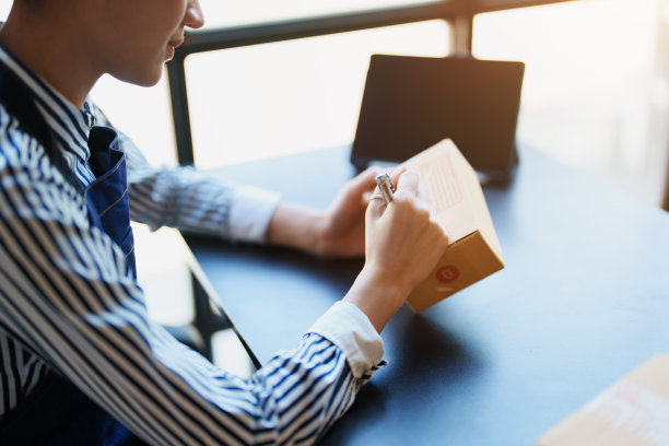 创业创业的独立亚洲女性网上卖家包装产品寄给客户和中小企业交付的概念图片下载