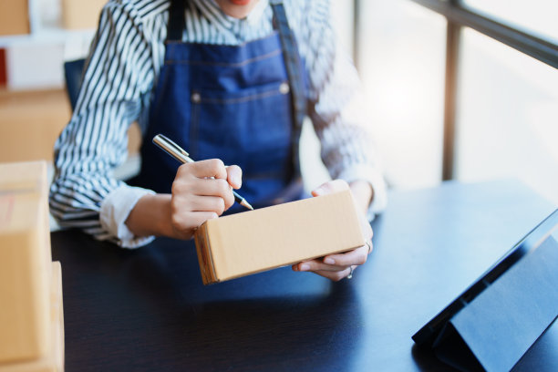 创业创业的独立亚洲女性网上卖家包装产品寄给客户和中小企业交付的概念图片下载