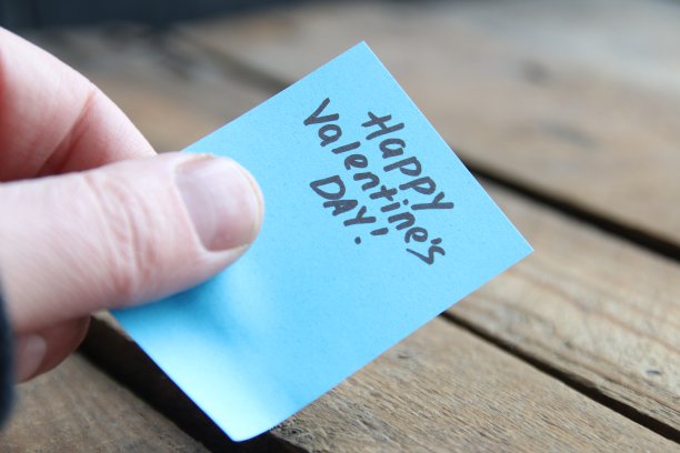 情人节快乐贺卡，蓝色标签刻字。图片下载