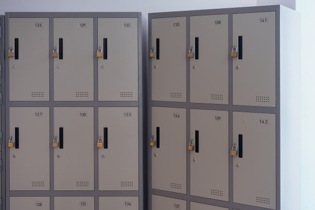 灰色金属储物柜在学校、健身房或大学的更衣室里存放家具。图片下载