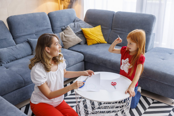 母亲帮助女儿做学校作业图片下载