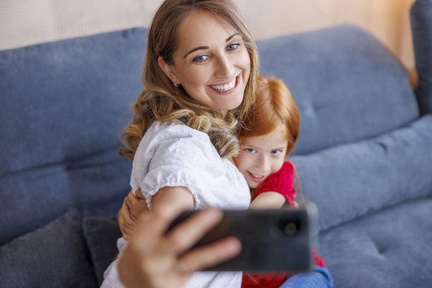 母亲和女儿正在玩自拍图片下载