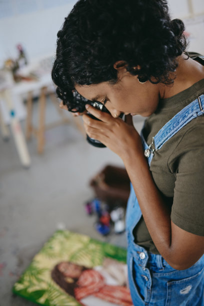 女艺术家与相机，为数字艺术创作张贴和网上销售或在社交媒体上分享。独特的绘画照片，帆布与油NFT和摄影师在创意工作室的工作车间图片下载