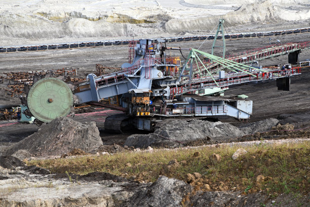 露天矿挖掘过程中的斗轮挖掘机。露天矿上的巨大挖掘机。图片下载