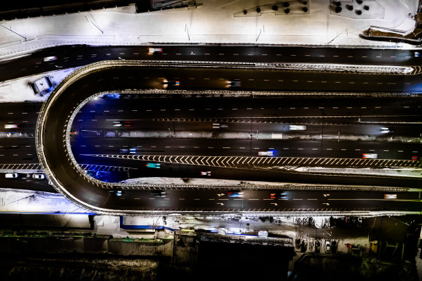 基辅夜间高速公路上的鸟瞰图图片下载