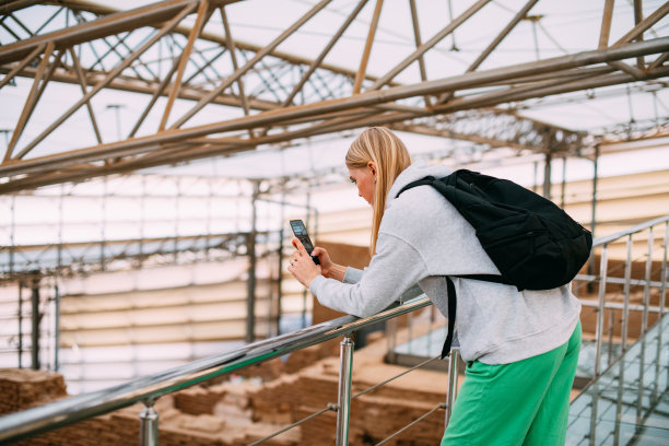 年轻女子发现以弗所古城图片下载
