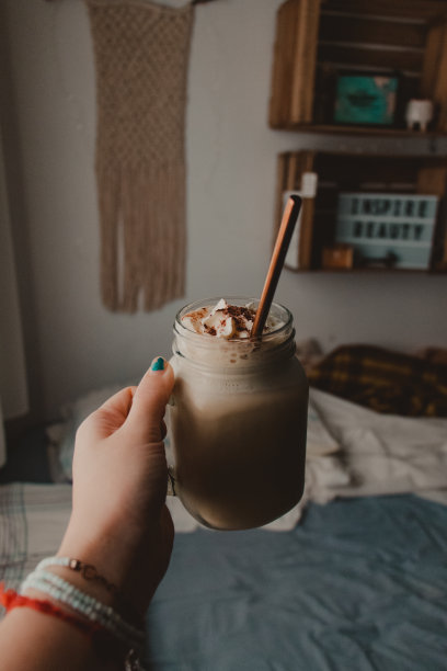 拿着冰咖啡杯图片下载