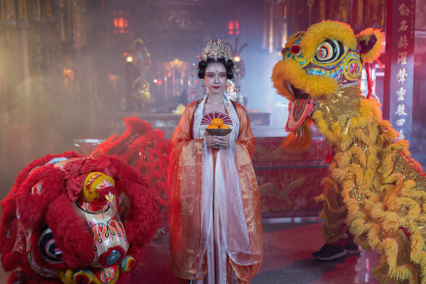 穿着中国传统服饰的女孩在寺庙里翻译成“所有人都幸运和繁荣”图片下载