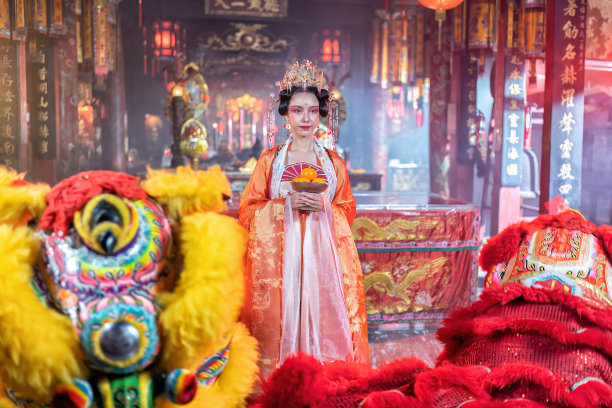 穿着中国传统服饰的女孩在寺庙里翻译成“所有人都幸运和繁荣”图片下载