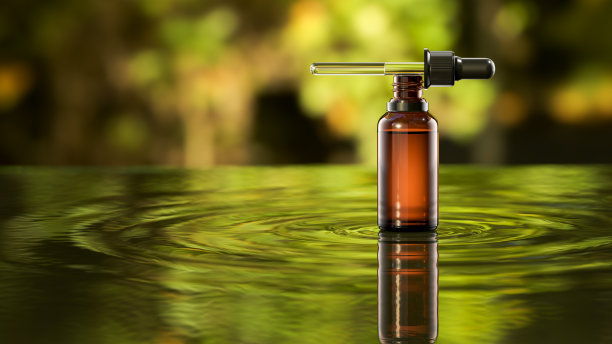 三维草药或芳香疗法滴管瓶隔离在波纹水与浅背景图片下载