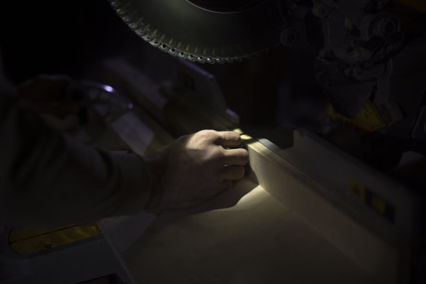 大圆盘锯板。在木头上使用工具工作的细节。图片下载