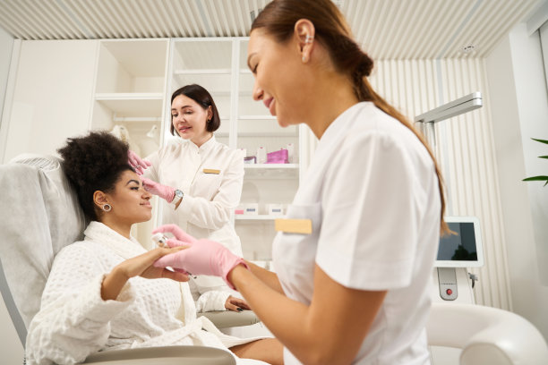 美容师在美容院美容注射期间咨询女性图片下载