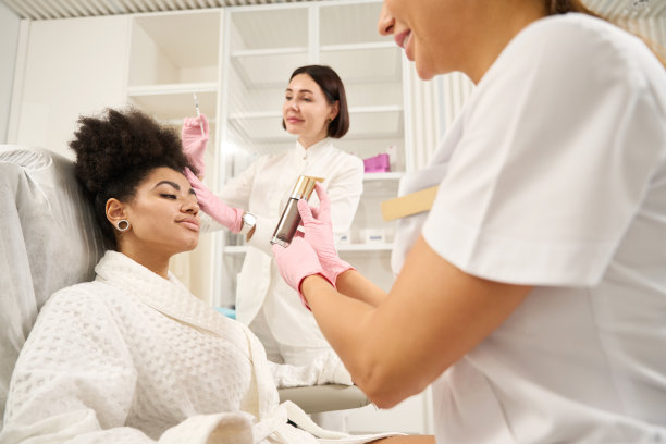 两名医生和一名女子在美容院做手术图片下载