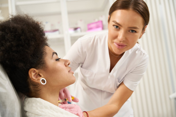 医护人员为非裔美国妇女做颈部塑质术图片下载