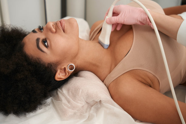 年轻女子在诊所开始治疗前进行检查图片下载