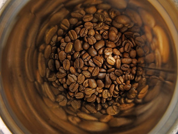 优质意大利烘焙阿拉比卡咖啡豆镜像在咖啡储存罐，咖啡制作理念图片下载