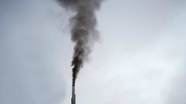 来自房屋或小屋烟囱的黑烟，空气污染和全球变暖的概念图片下载