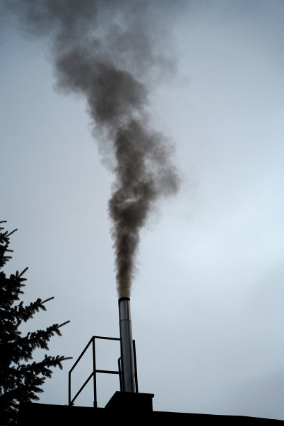 来自烟囱的黑煤烟，空气污染和全球变暖的概念图片下载
