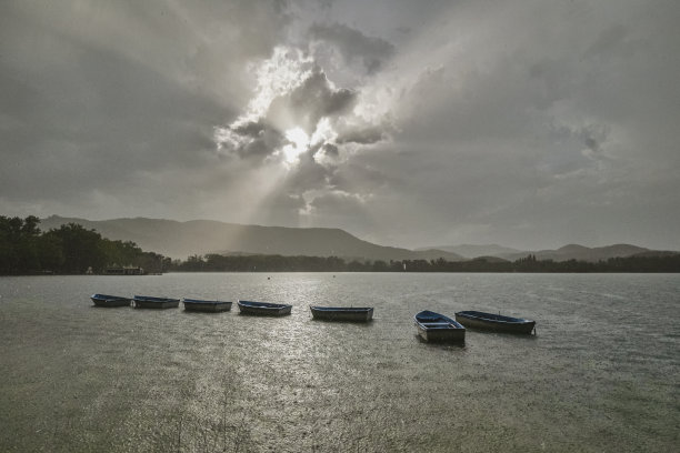 暴风雨期间班约莱斯湖上的船只图片下载