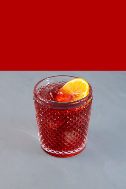 美式鸡尾酒，红苦艾酒，苦艾酒，苏打水，橙皮和冰，红灰色背景。选择性聚焦，复制空间图片下载