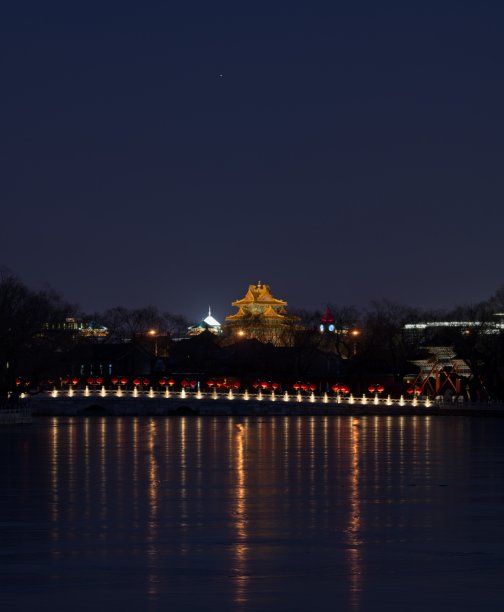 紫禁城灯火通明的高塔图片下载