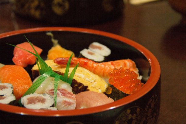 在富士山川口口一家当地餐馆里的传统日本寿司图片下载