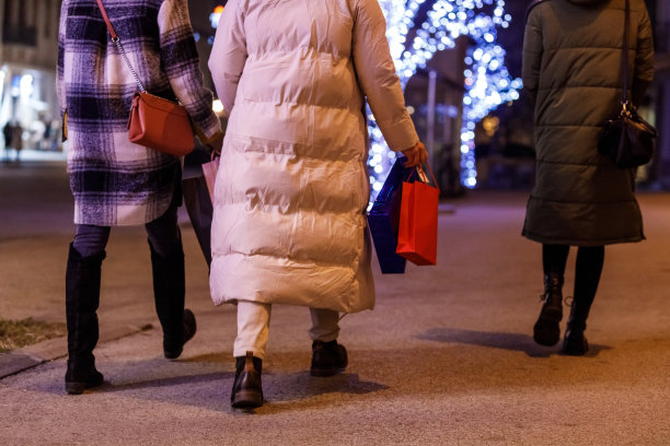 一群朋友背着购物袋走在城市的街道上图片下载