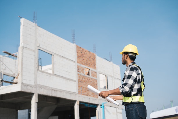 结构工程师和建筑师在户外施工现场讨论蓝图。图片下载