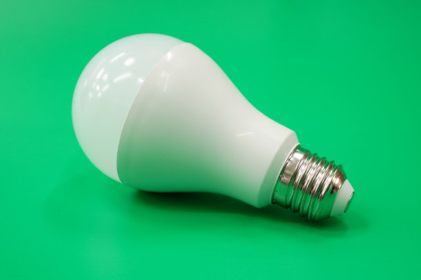 图片显示的是一个圆形白色LED灯泡，输出功率为20.5瓦，背景为绿色。图片下载