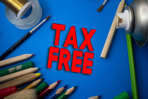 头顶拍摄的学校用品与免税文本。画笔，铅笔，艺术工具。艺术和工艺工作工具。图片下载