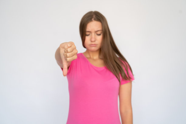 悲伤的年轻女人拇指朝下图片下载