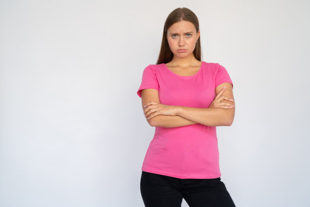 悲伤的年轻女子交叉双臂图片下载