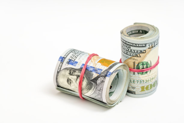 钞票在白色背景上滚动图片下载