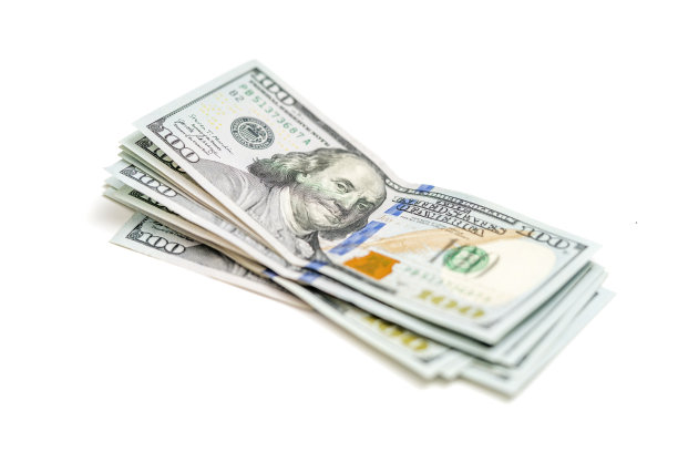 一叠白色背景的100美元钞票图片下载