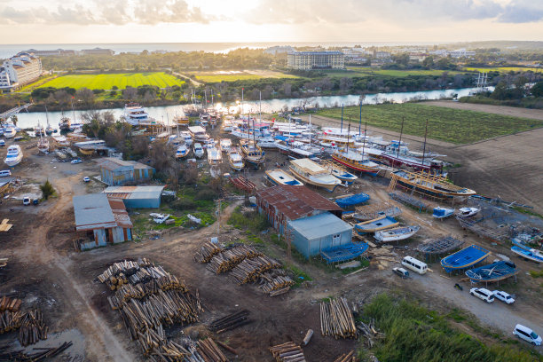 安塔利亚马纳夫加特的船舶和修船场图片下载