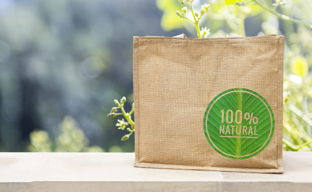 黄麻袋与生态标志超过模糊的自然背景图片下载