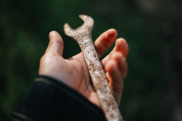 拿着扳手图片下载