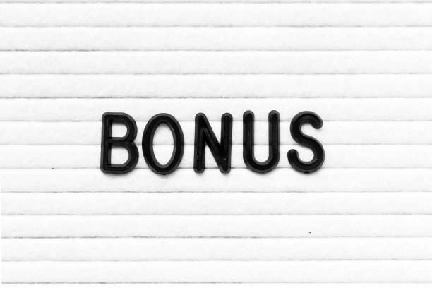 黑色字母在单词奖金在白色感觉板背景图片下载