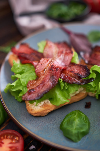 培根和奶油芝士三明治放在家庭厨房木桌上的盘子上图片下载