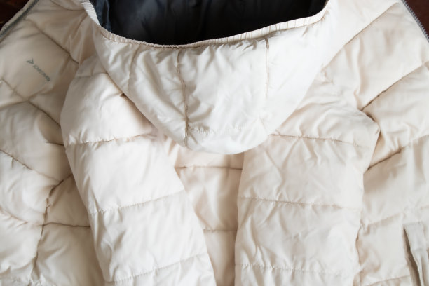 女式白色软棉袄为背景，柔软轻薄的面料图片下载