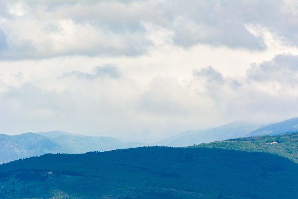 雨季的山图片下载